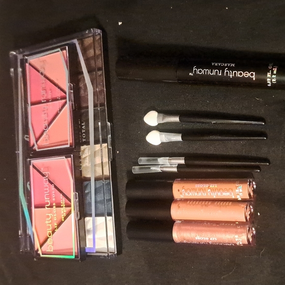 Makeup bundle. Beauty runway makeup bundle - Picture 3 of 4